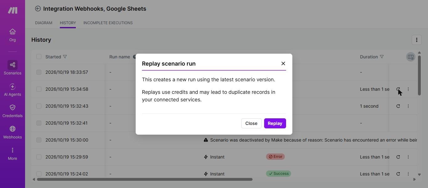MakeのReplay scenario runのダイアログ。最新のシナリオのバージョンで新しい実行を作ること、Replayはcreditを使い重複したデータを作る可能性があることが表示されている(2026年10月19日確認)